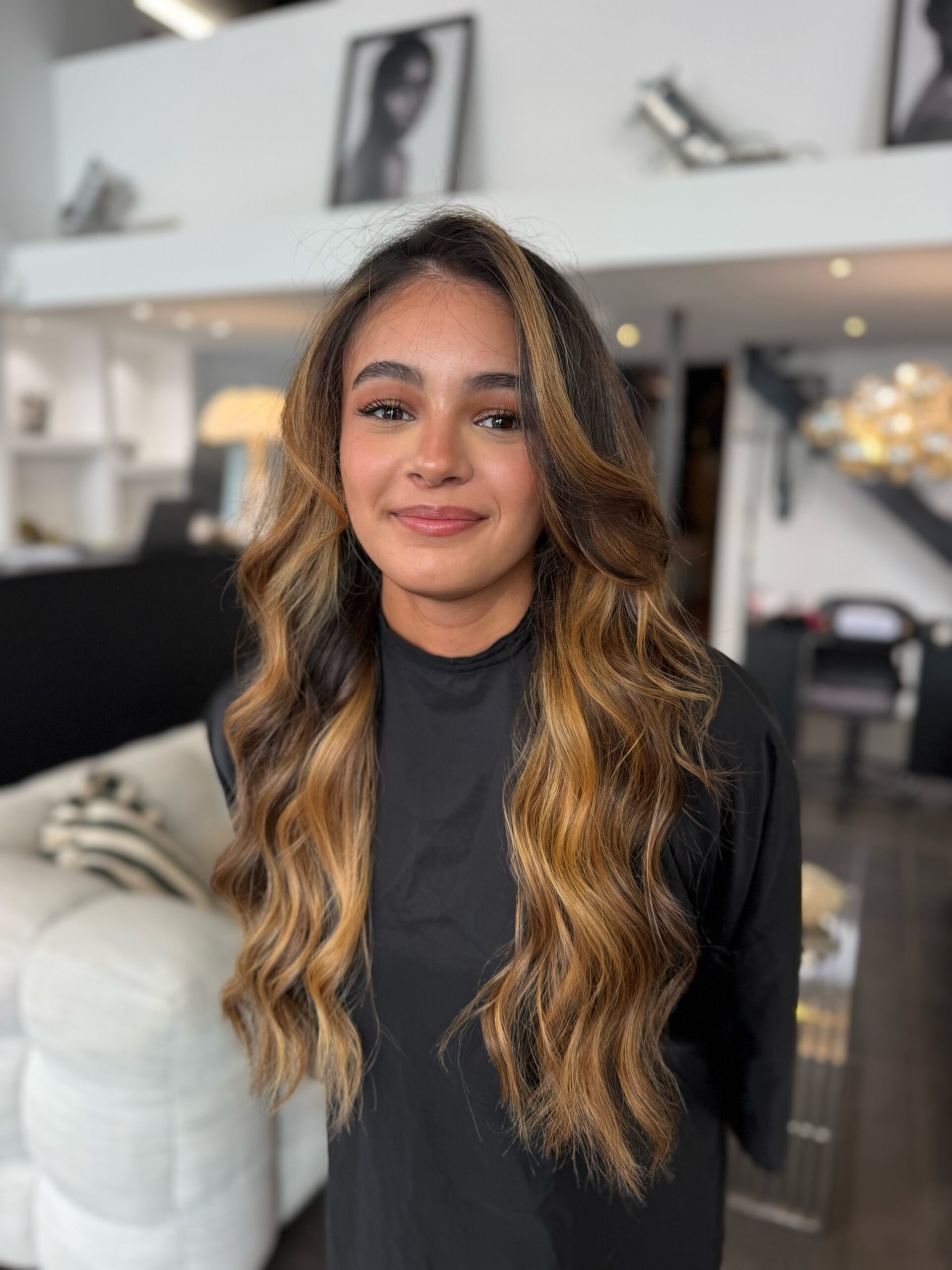 Balayage caramel doré avec mèches de contouring sur cheveux châtains très longs, larges ondulations souples