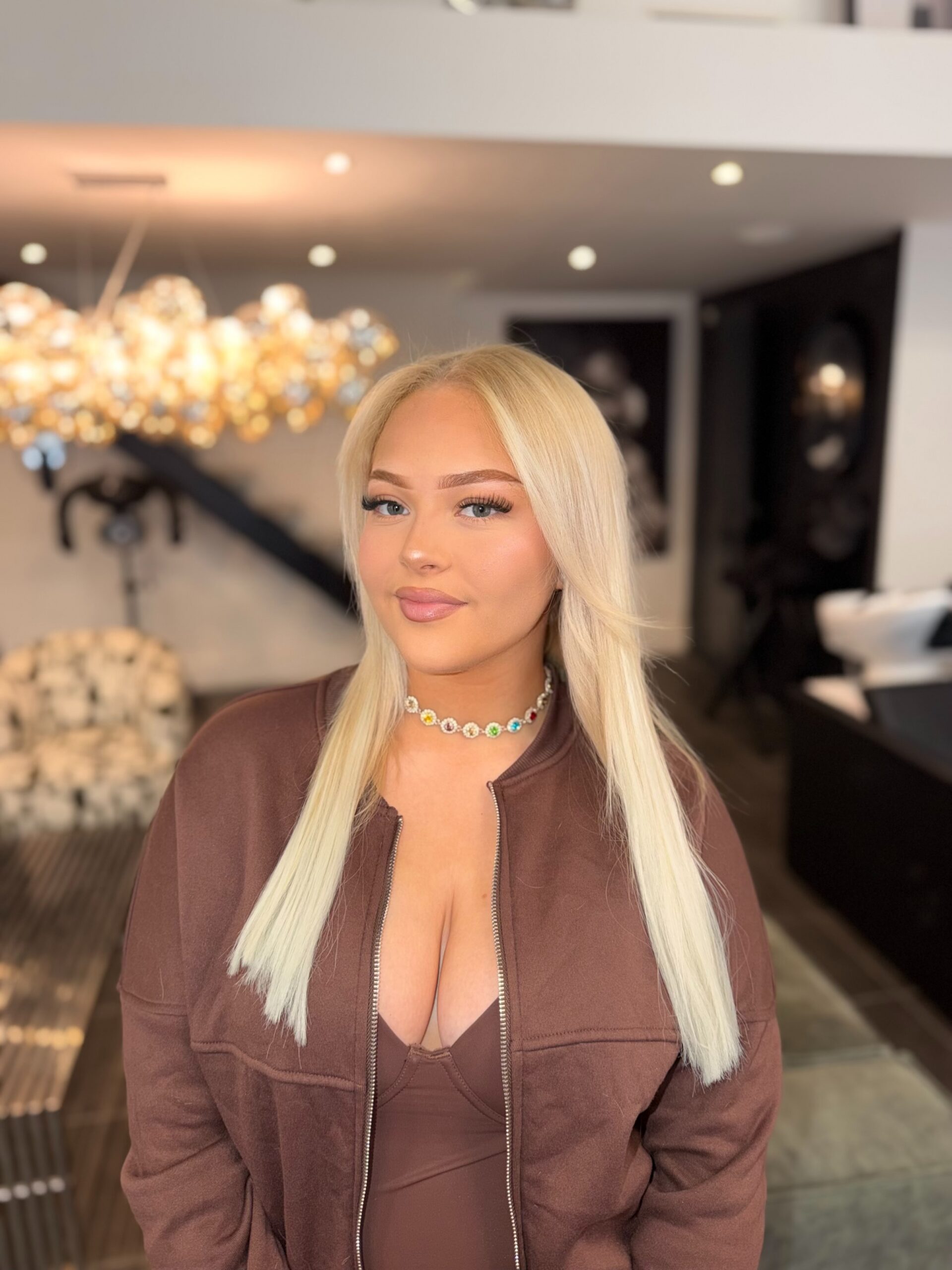 Blond platine lisse sur cheveux longs, pointes nettes et mèches encadrant le visage