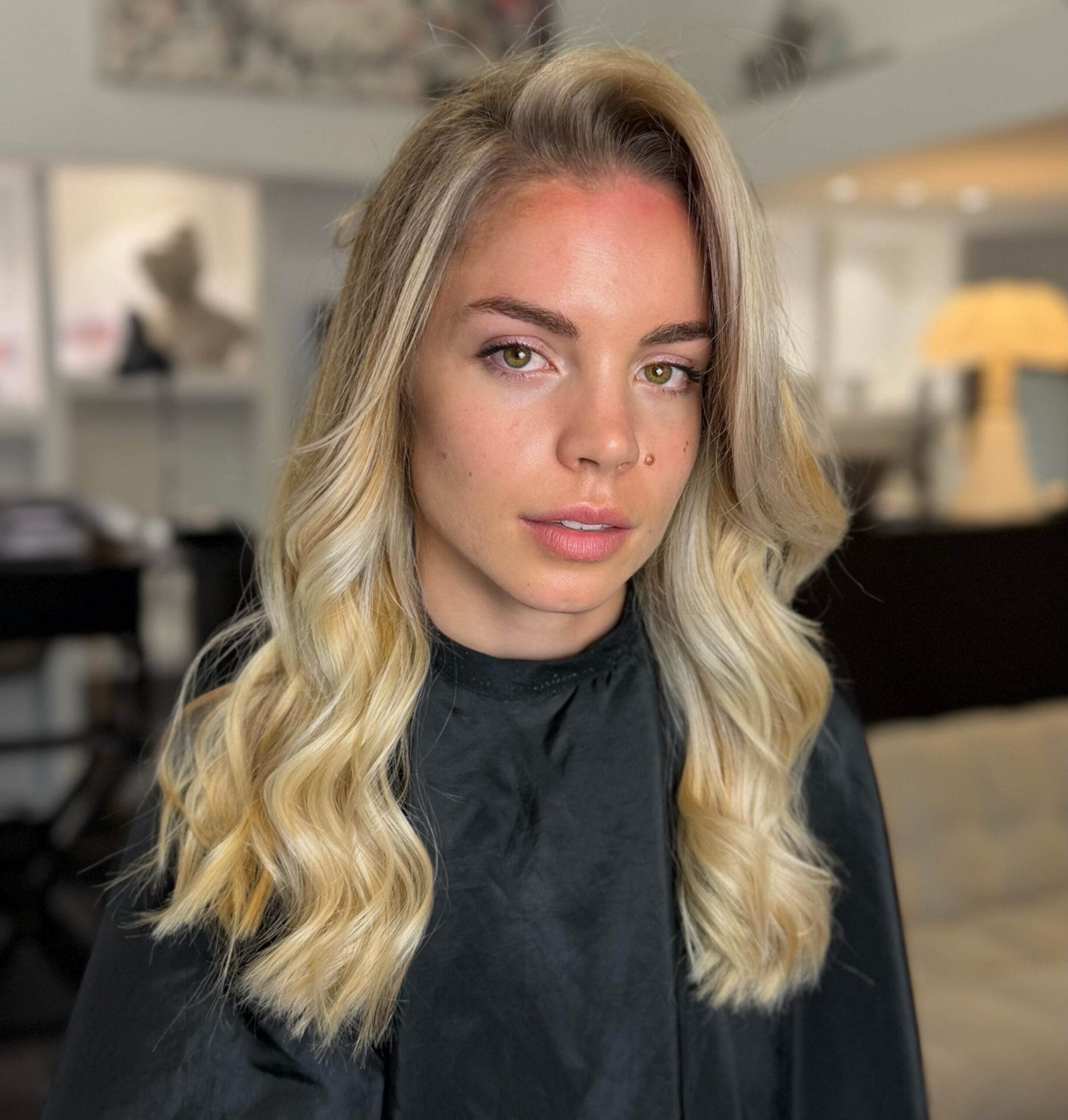 Balayage blond sur cheveux longs, racines naturelles fondues vers des longueurs blond champagne, ondulations souples