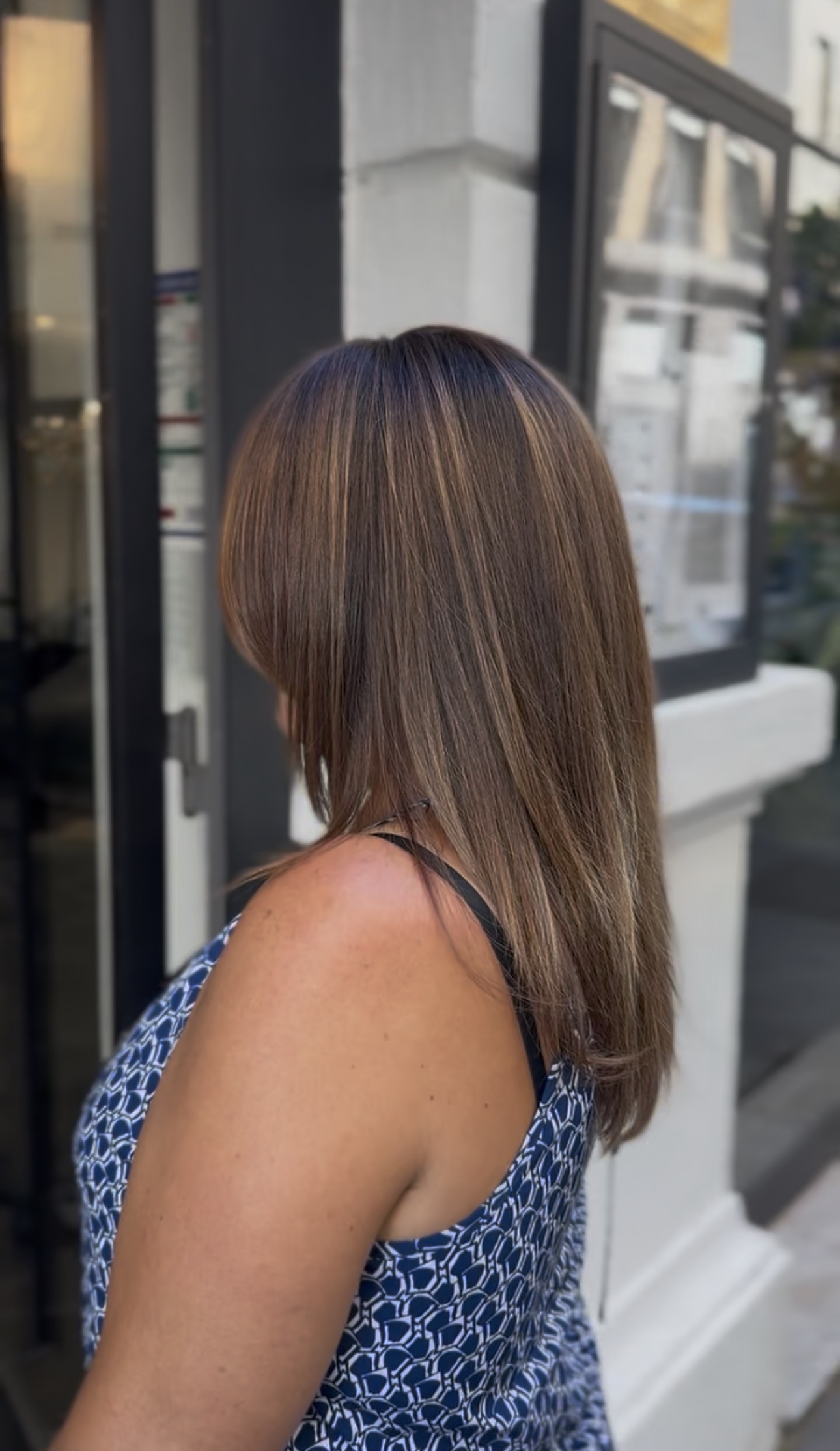 Vue de profil et de dos de cheveux mi-longs lisses, châtain avec balayage caramel et miel subtil