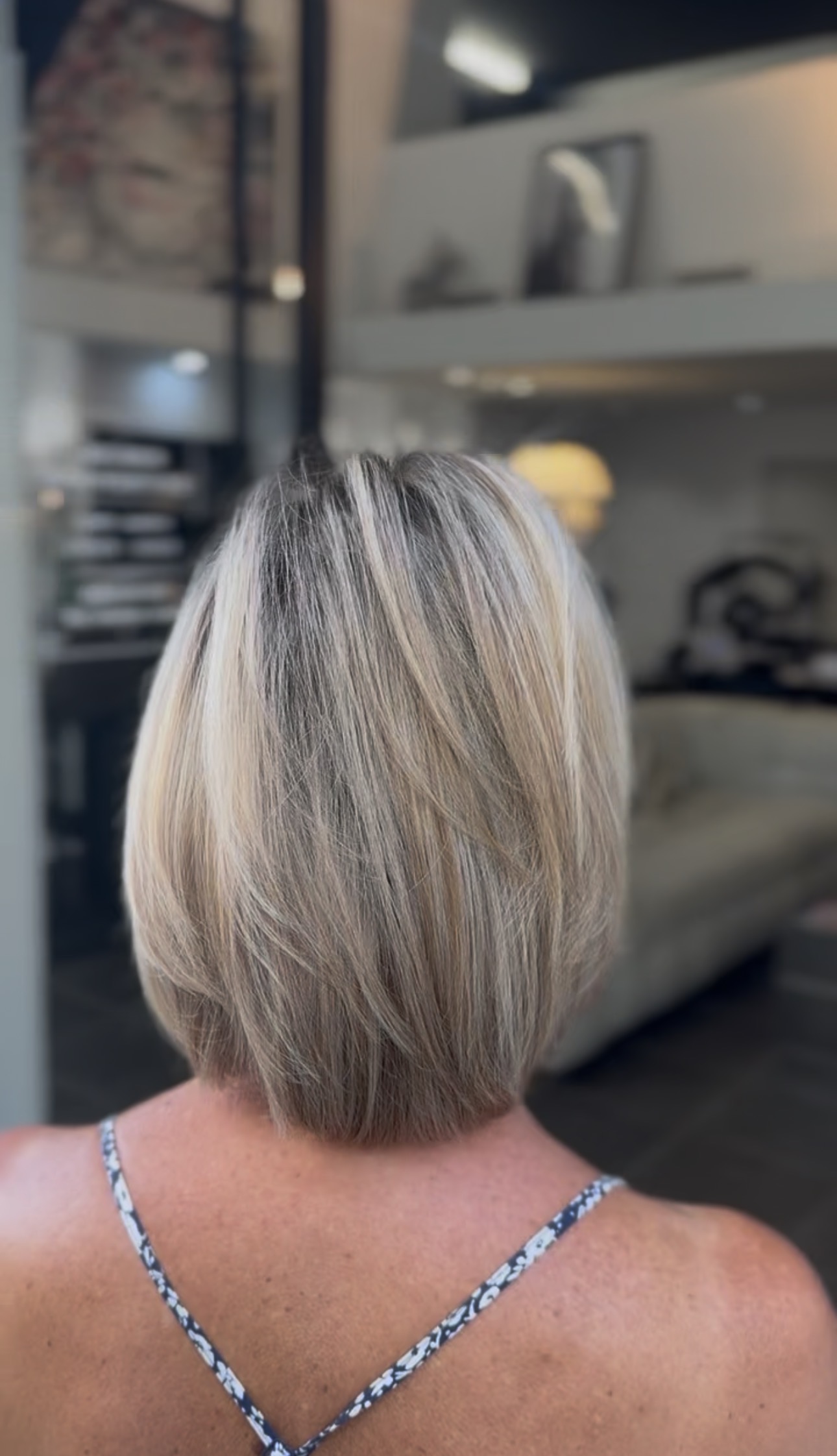 Vue de dos d'un carré dégradé, balayage blond cendré et mèches claires