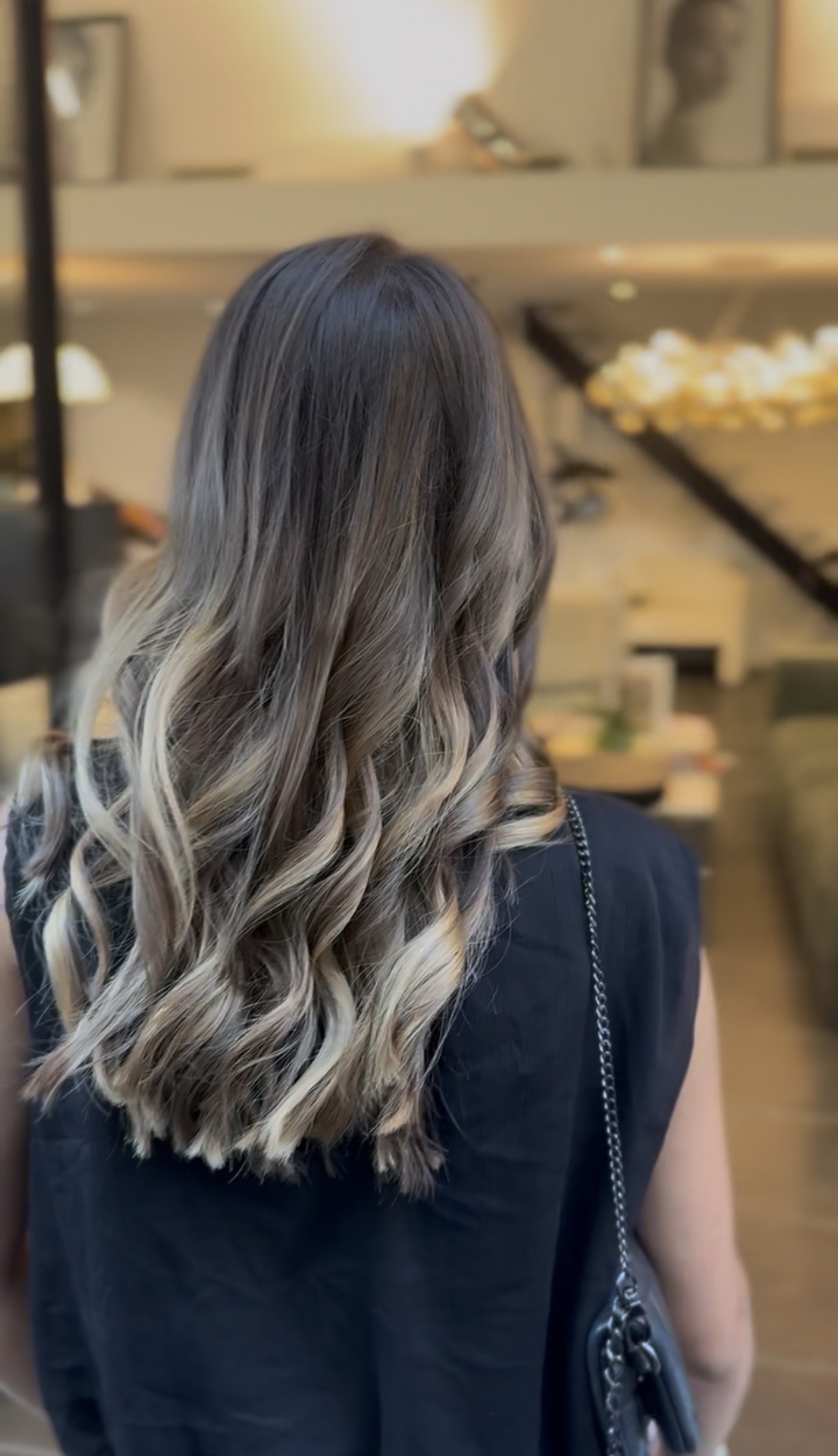 Vue de dos de cheveux longs ondulés, balayage caramel naturel et brushing souple