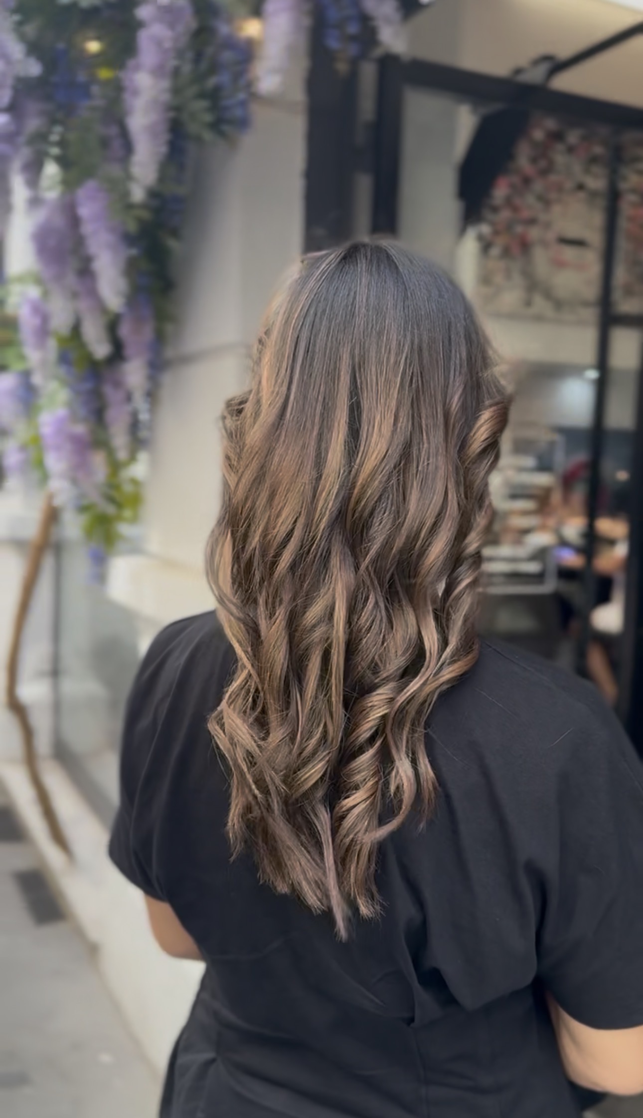 Vue de dos de cheveux longs ondulés, balayage caramel cendré sur base brune