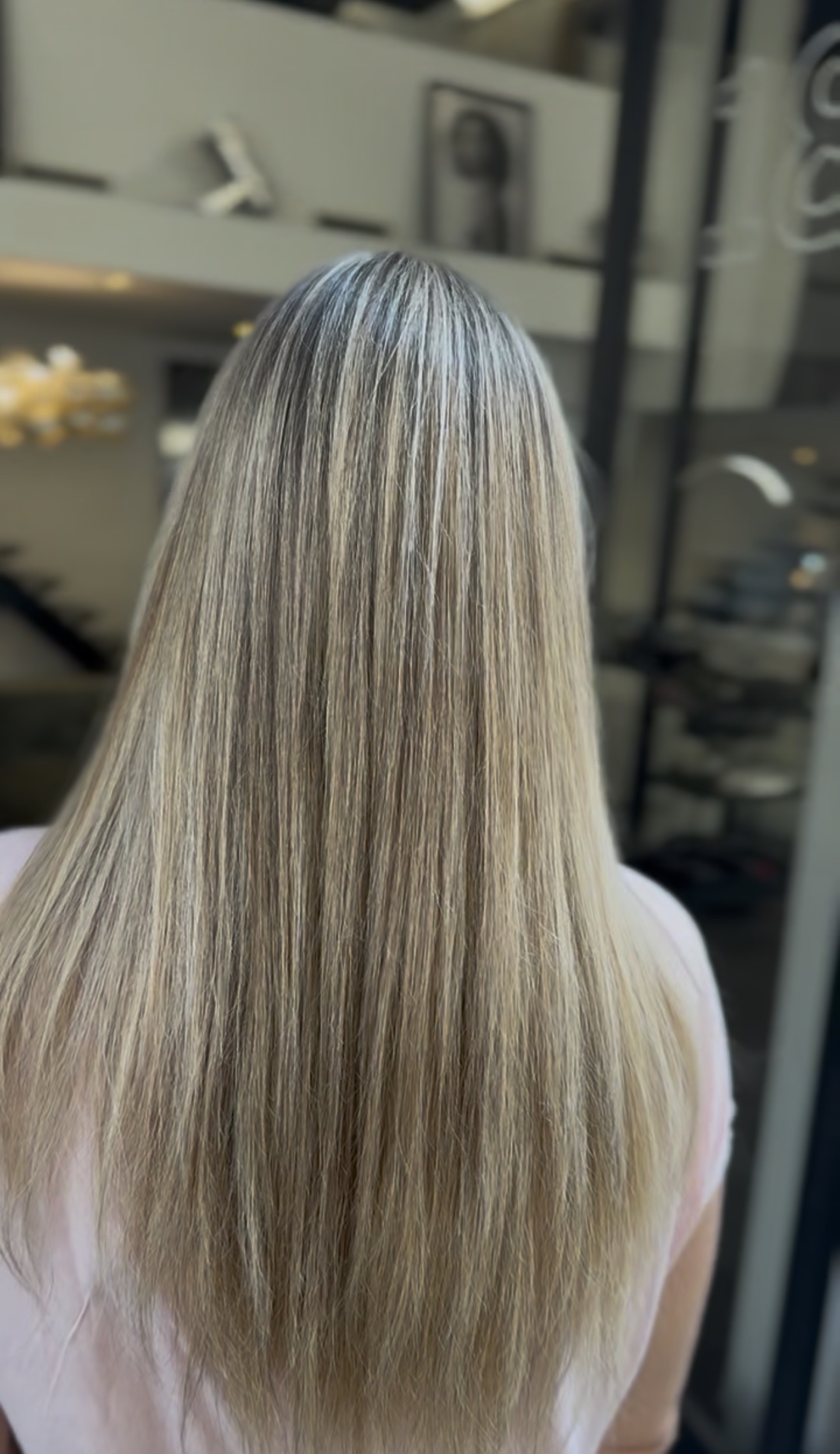 Vue de dos de longs cheveux lisses, balayage blond beige sur base châtain clair