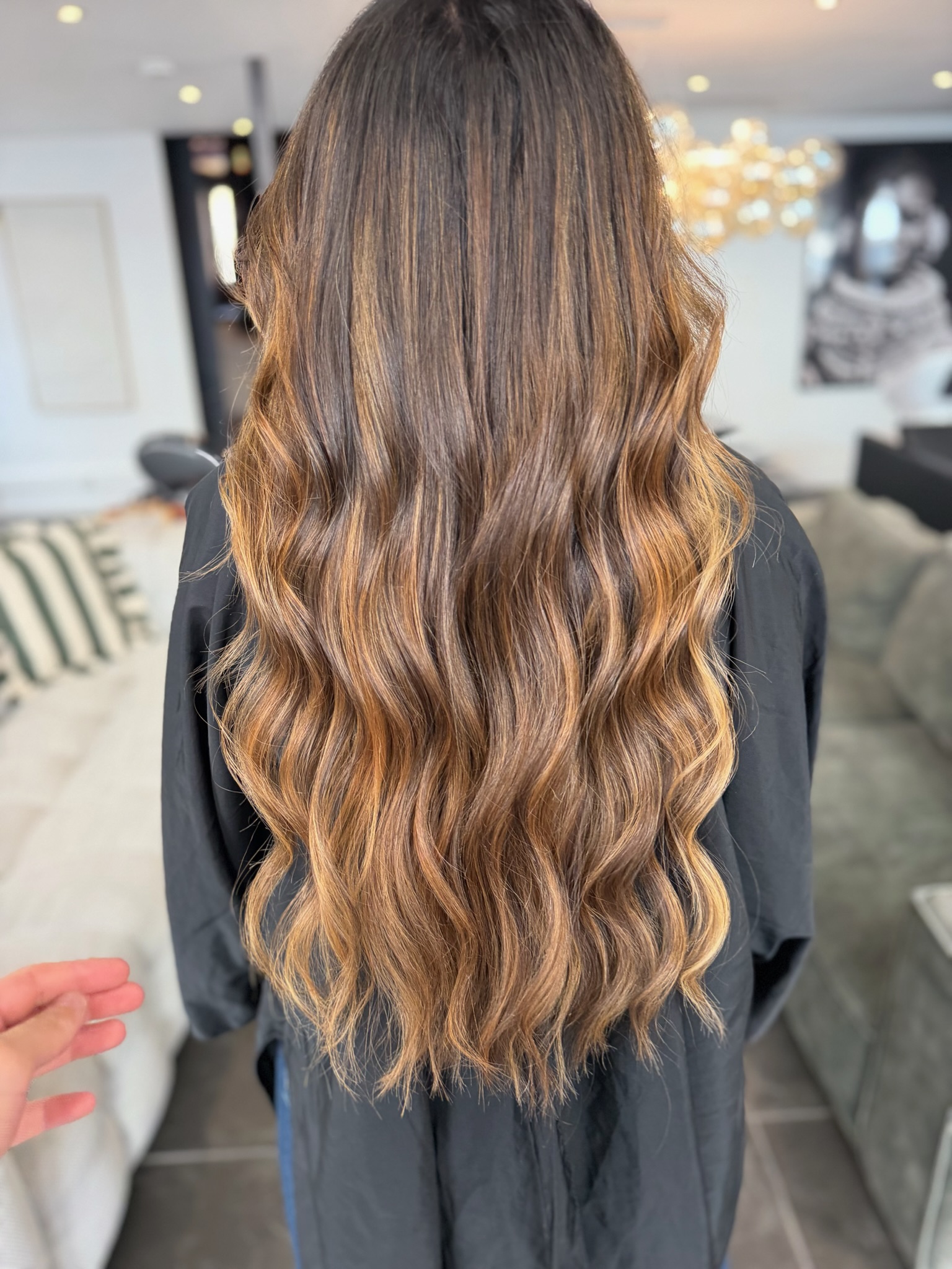 Balayage blond réalisé au salon DERMA SKIN LYON, coloration et brushing