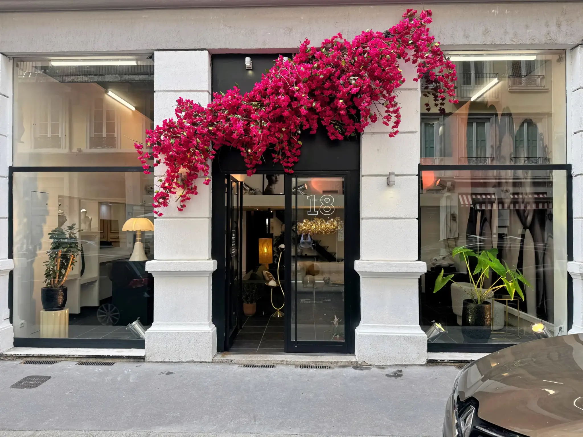 Façade du salon DERMA SKIN LYON au 18 rue de Sèze, colonnes blanches et guirlande de bougainvilliers fuchsia