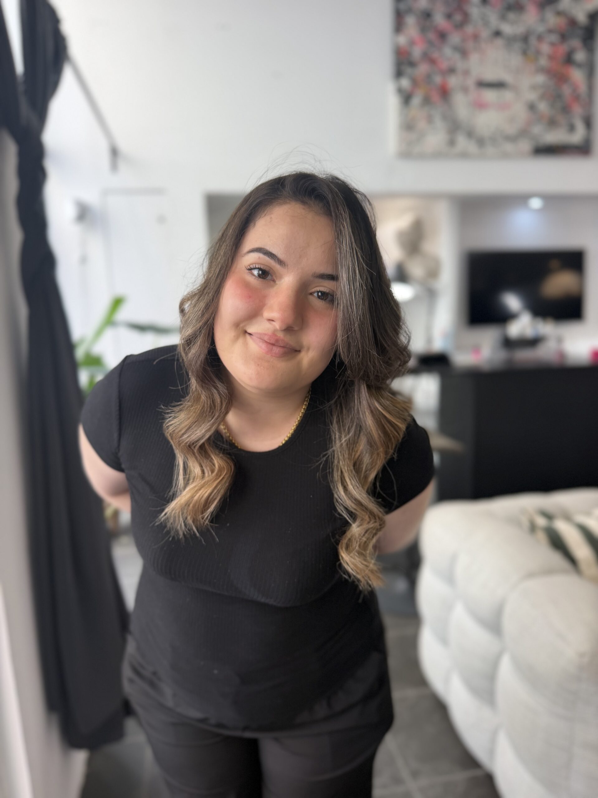Cheveux mi-longs ondulés, châtain avec balayage blond doré sur les pointes