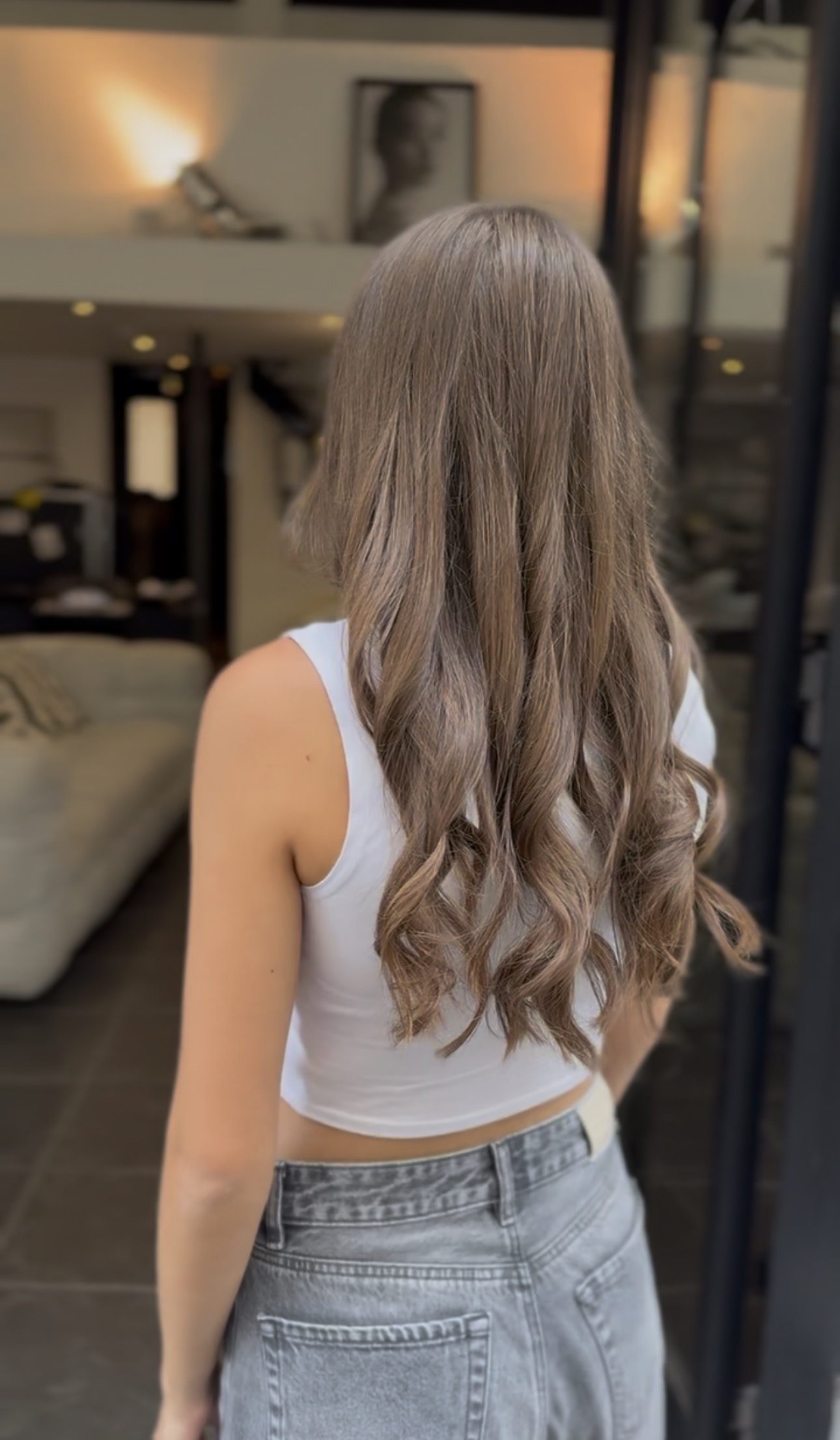 Longs cheveux châtain clair cendré, dégradés, en douces ondulations, vue de dos
