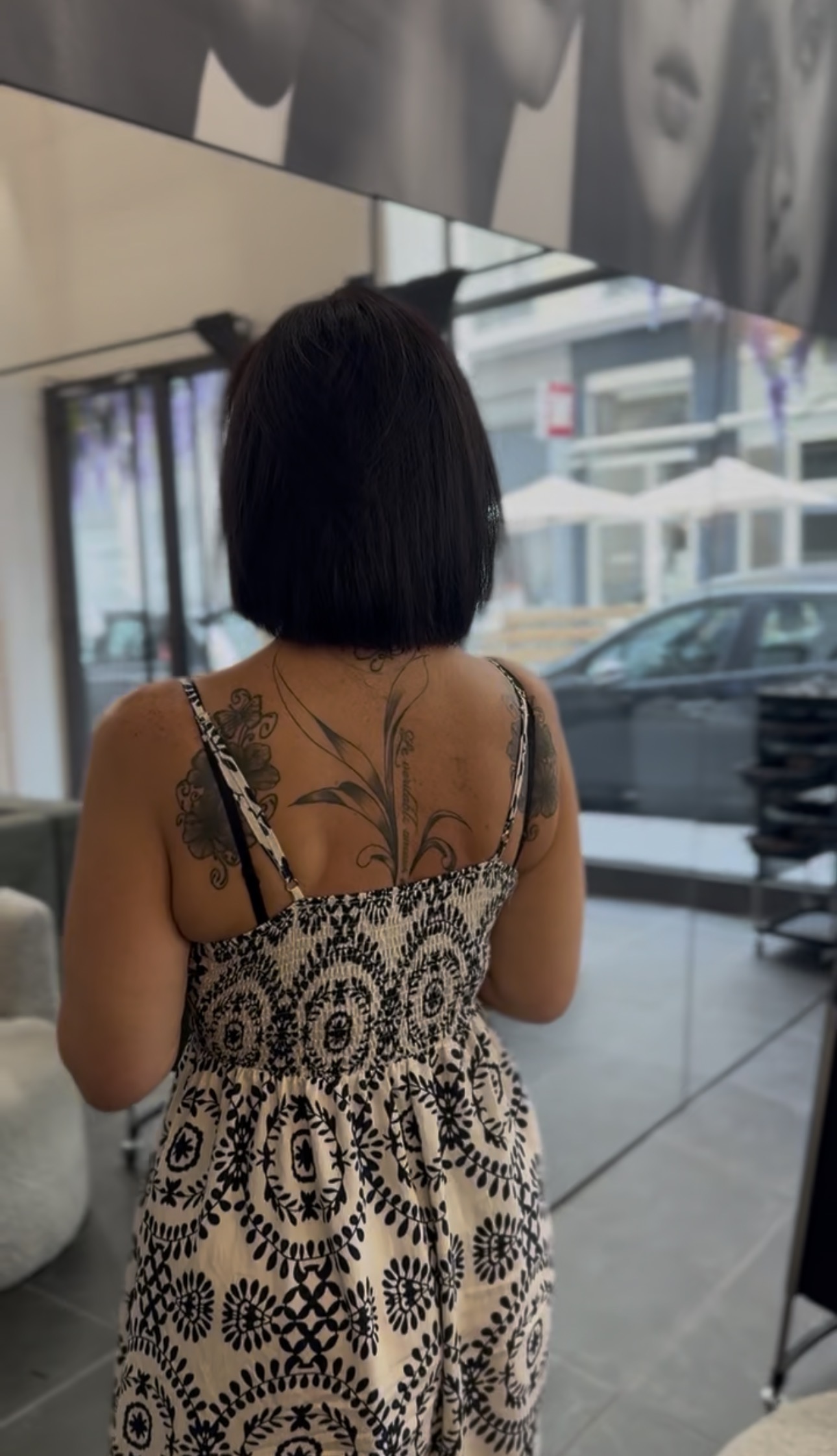 Carré court droit aux pointes nettes, cheveux lisses brun très foncé, vue de dos