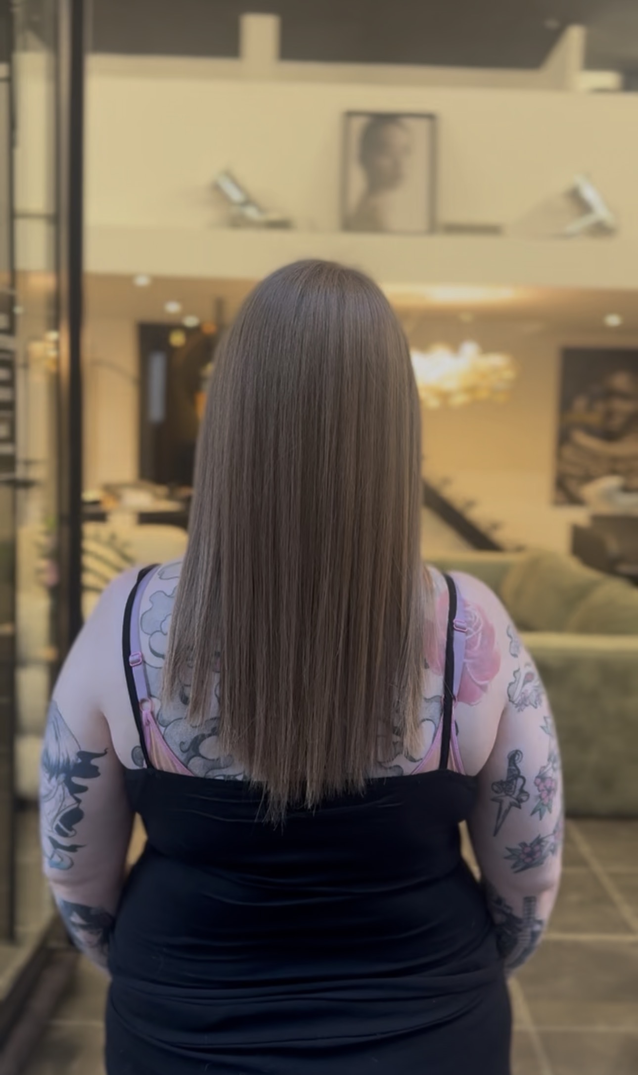 Cheveux lissés et brillants vus de dos, résultat d'un lissage au salon