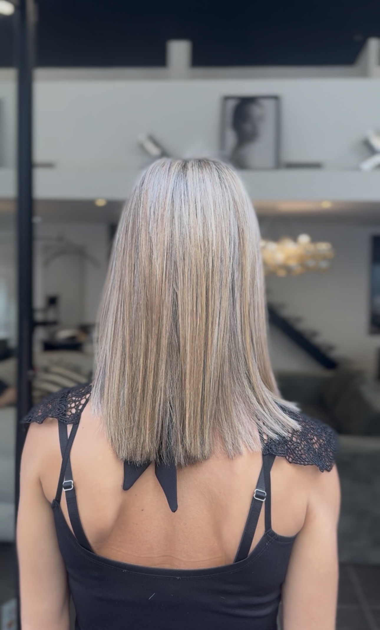 Cheveux lisses et soyeux vus de dos après un lissage
