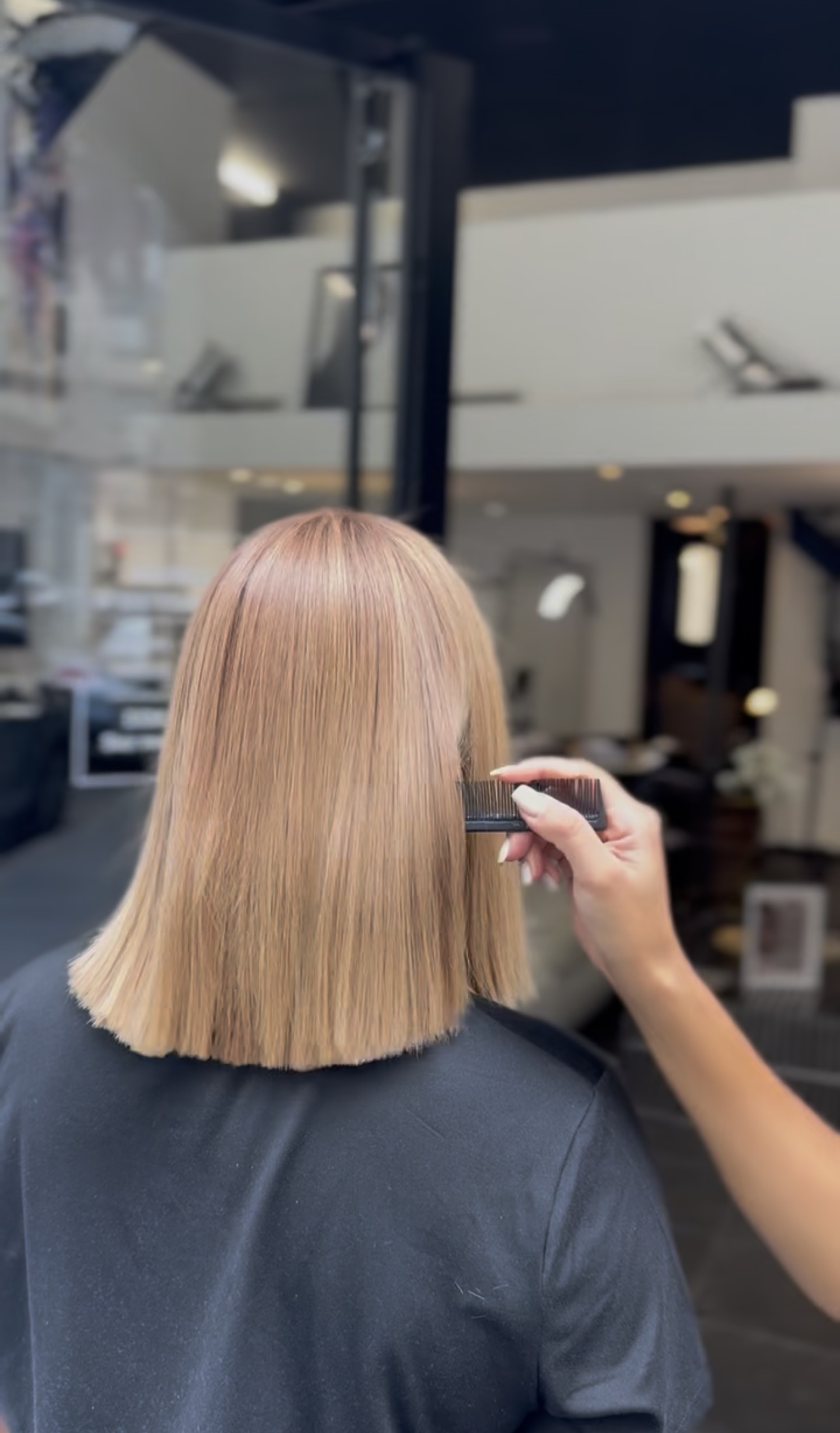 Cheveux longs lissés et brillants vus de dos, résultat d'un lissage au salon