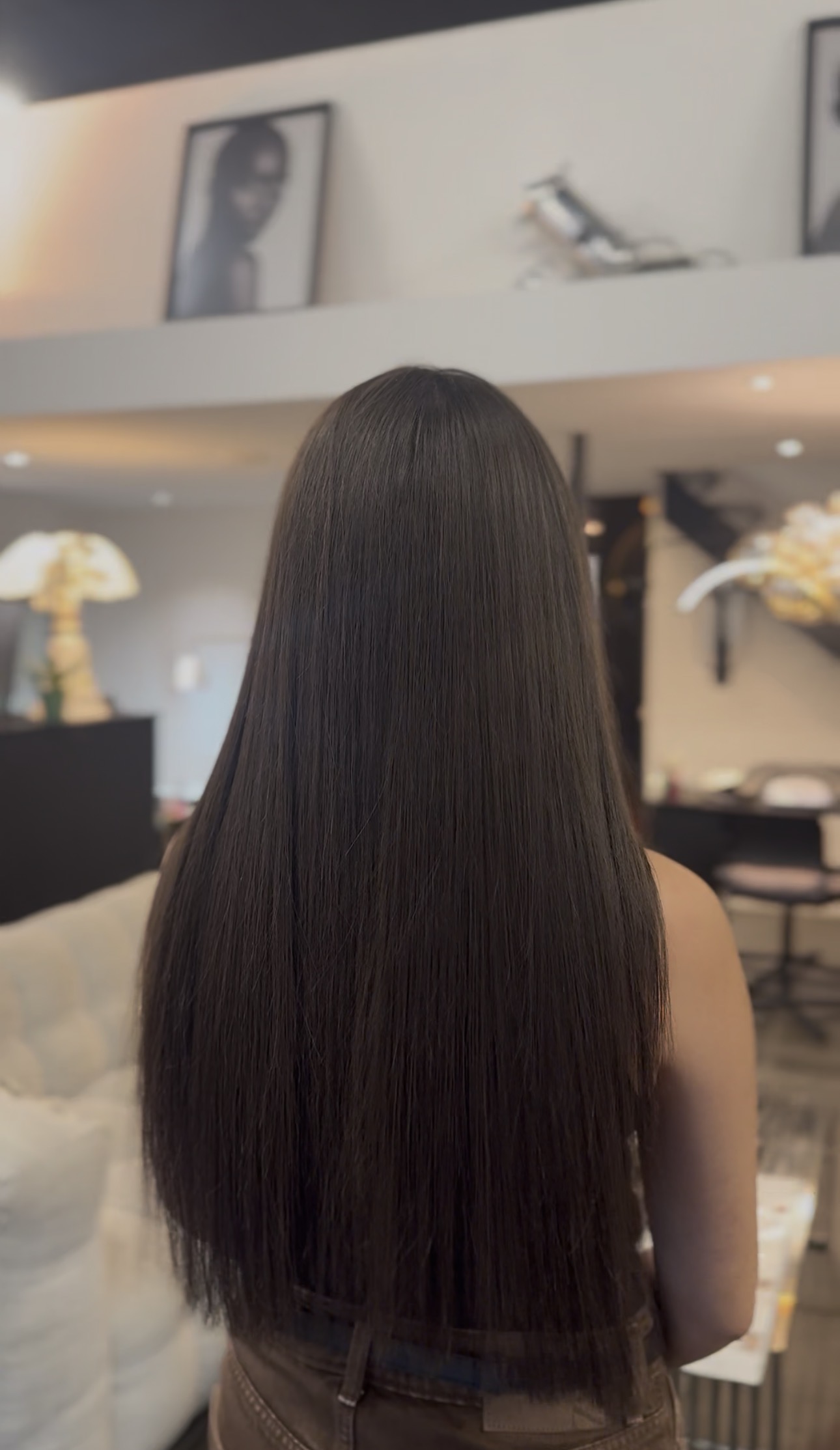 Cheveux lissés et fluides vus de dos, résultat d'un lissage au salon