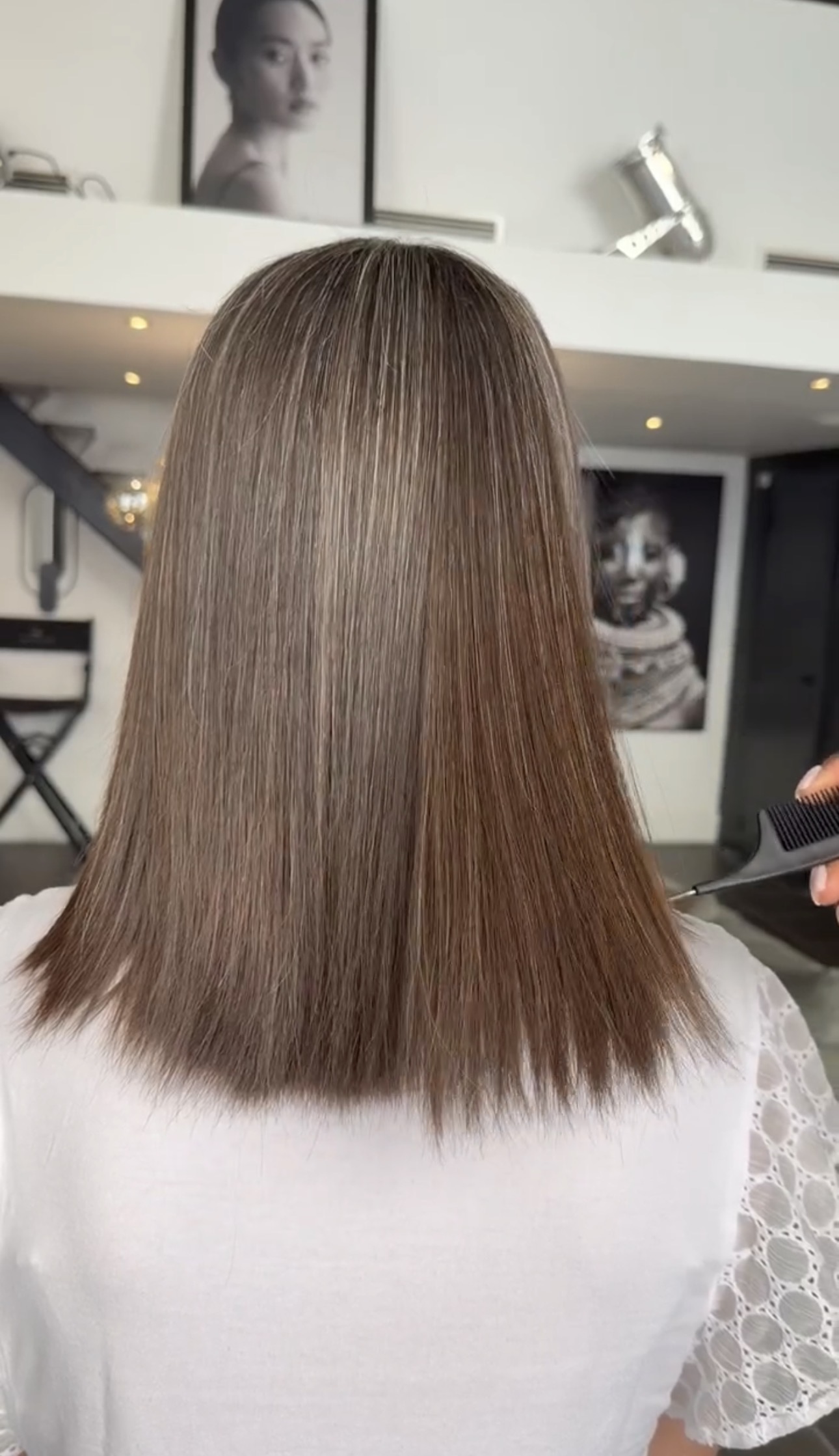 Cheveux longs lisses et fluides vus de dos, résultat d'un lissage au salon