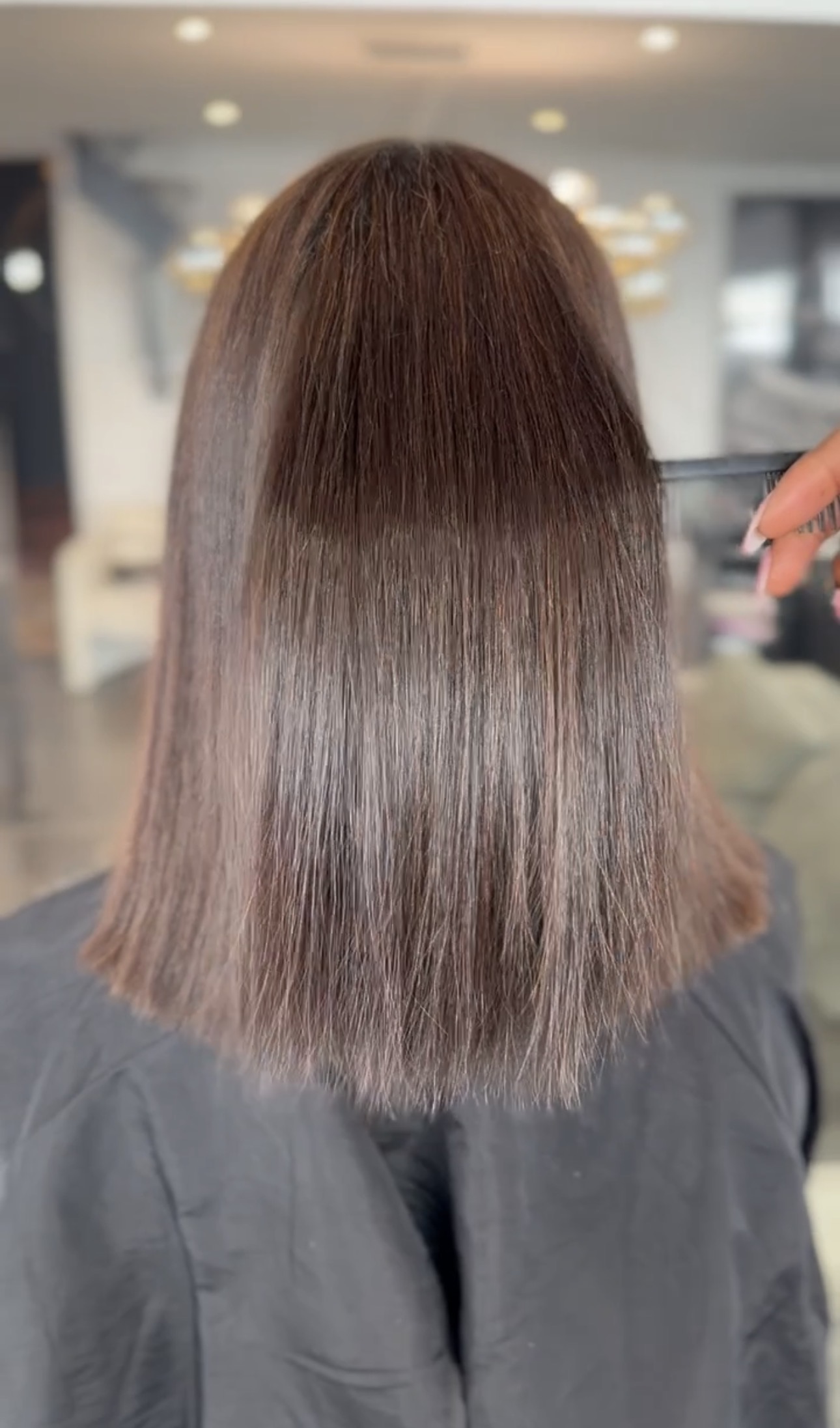 Cheveux lissés vus de dos, résultat d'un lissage au salon
