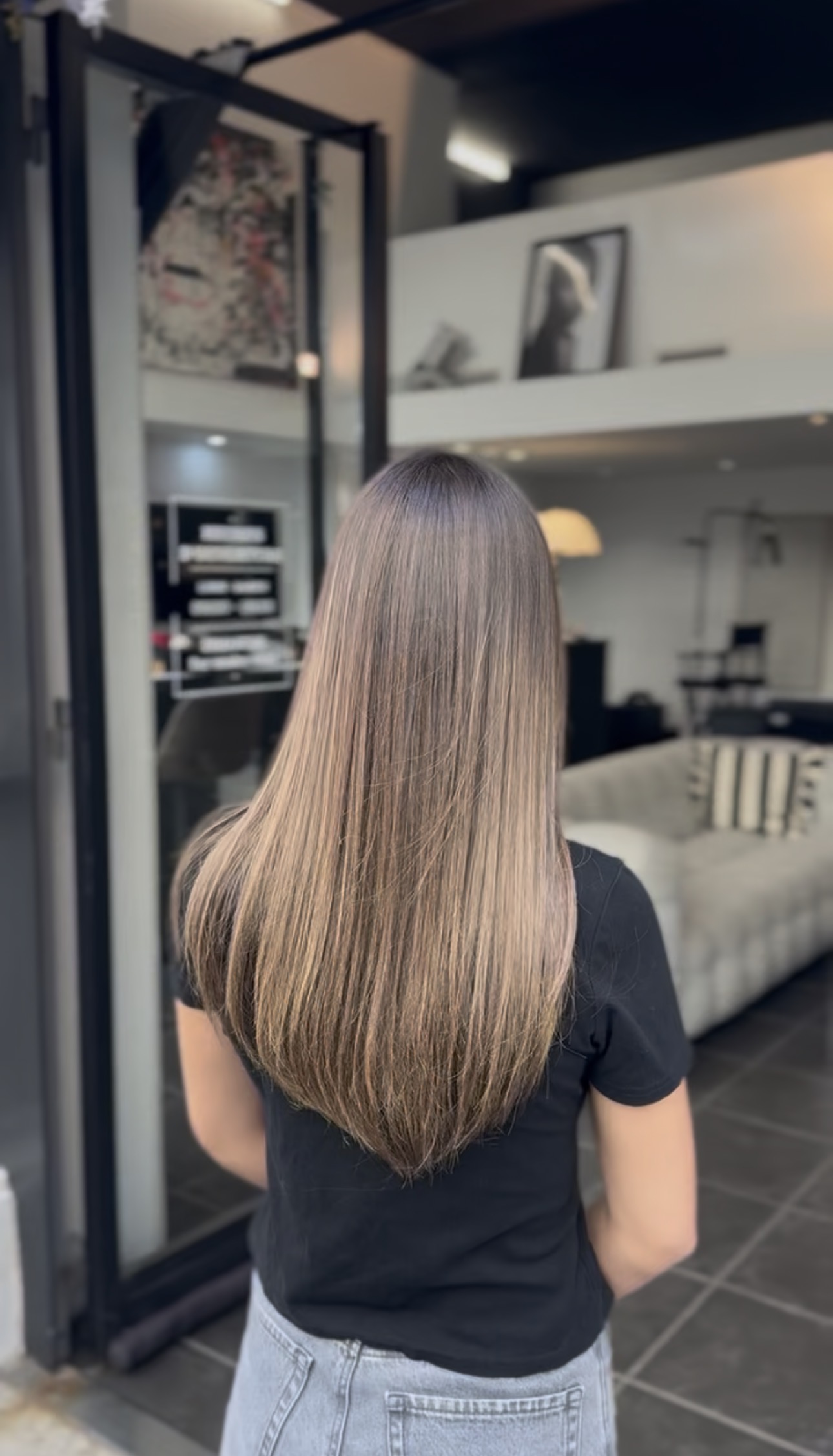 Cheveux lisses et fluides vus de dos, résultat d'un lissage au salon