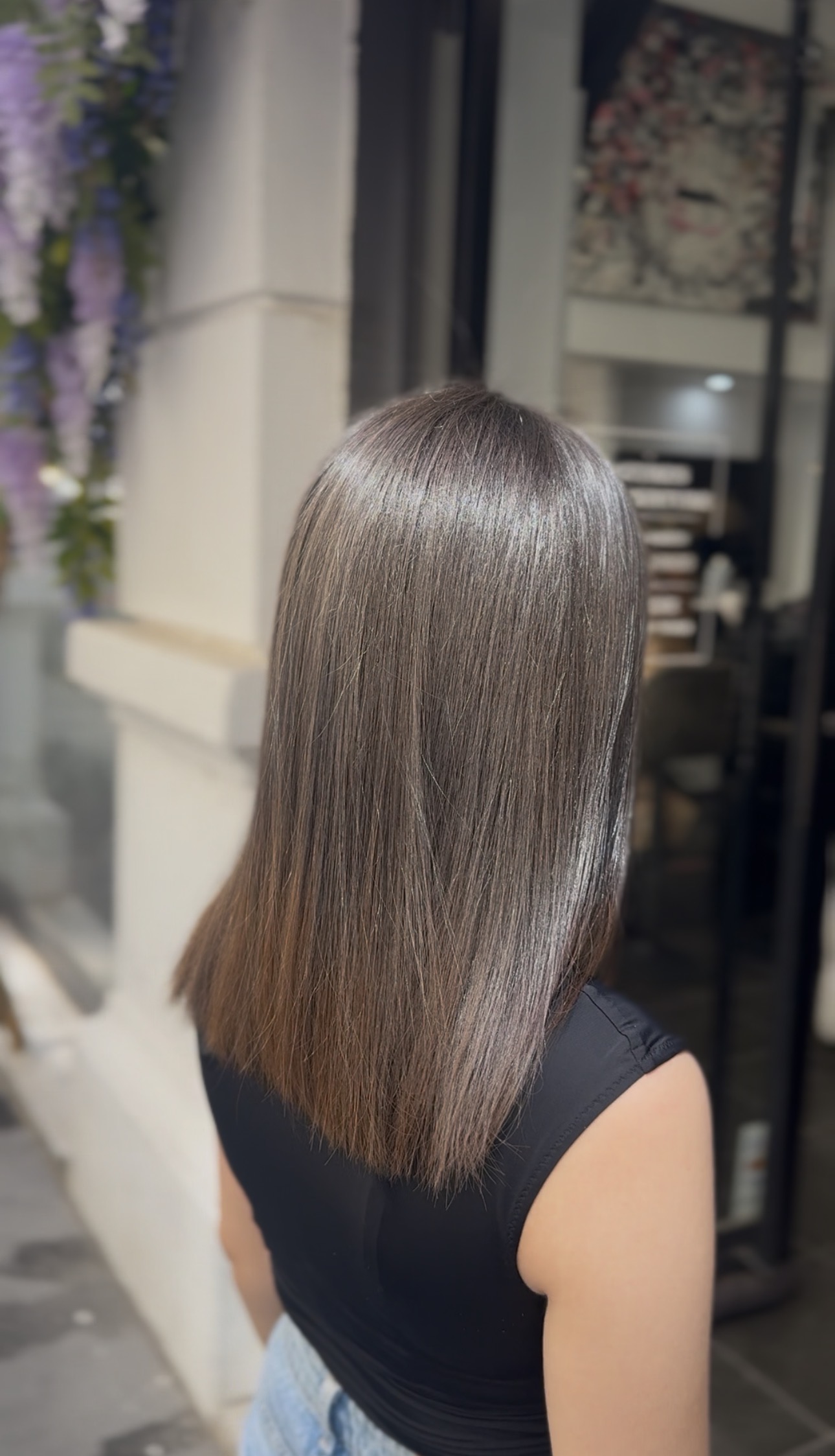 Cheveux lissés vus de dos, résultat d'un lissage au salon