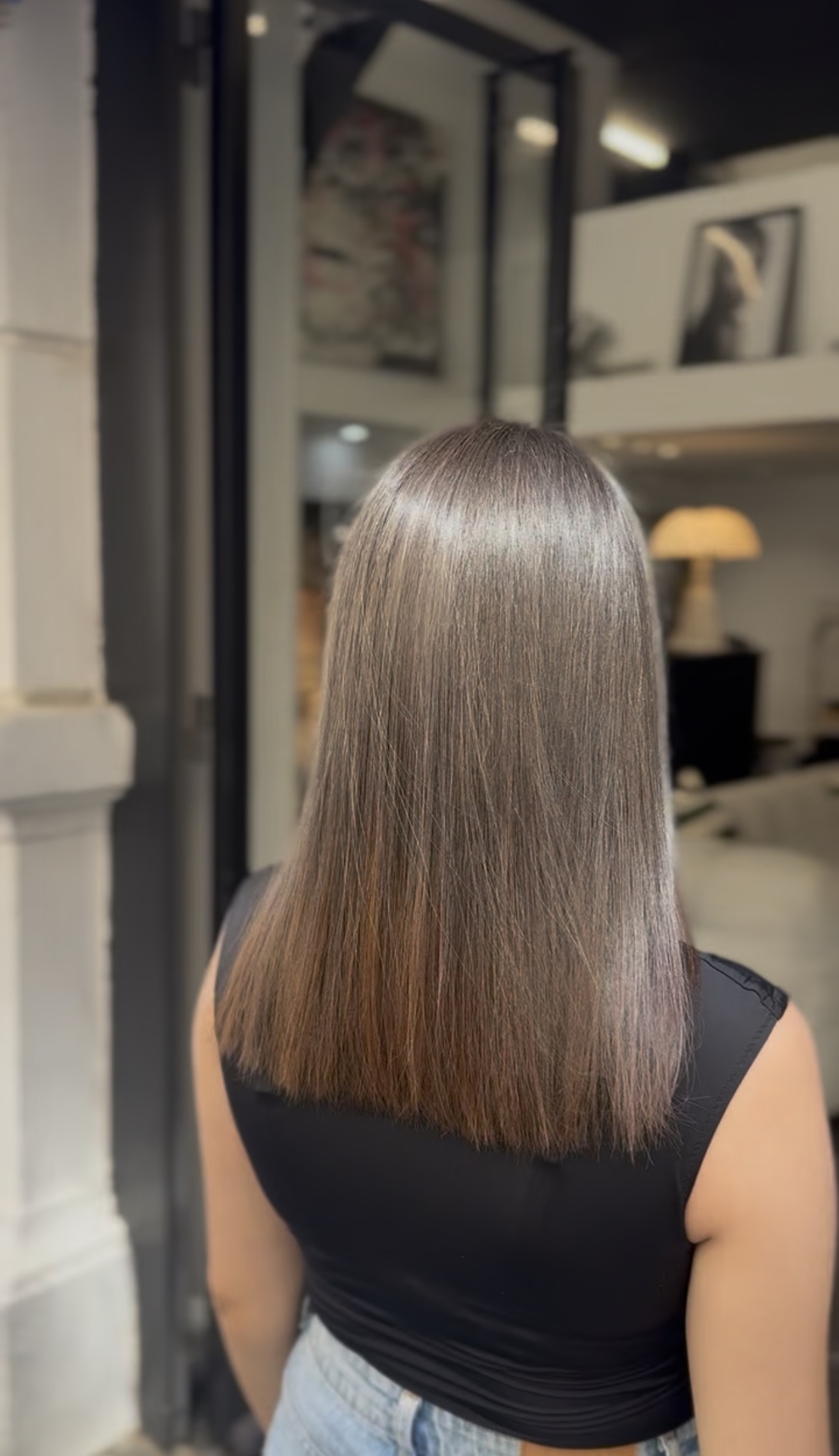 Cheveux lissés vus de dos, résultat d'un lissage au salon