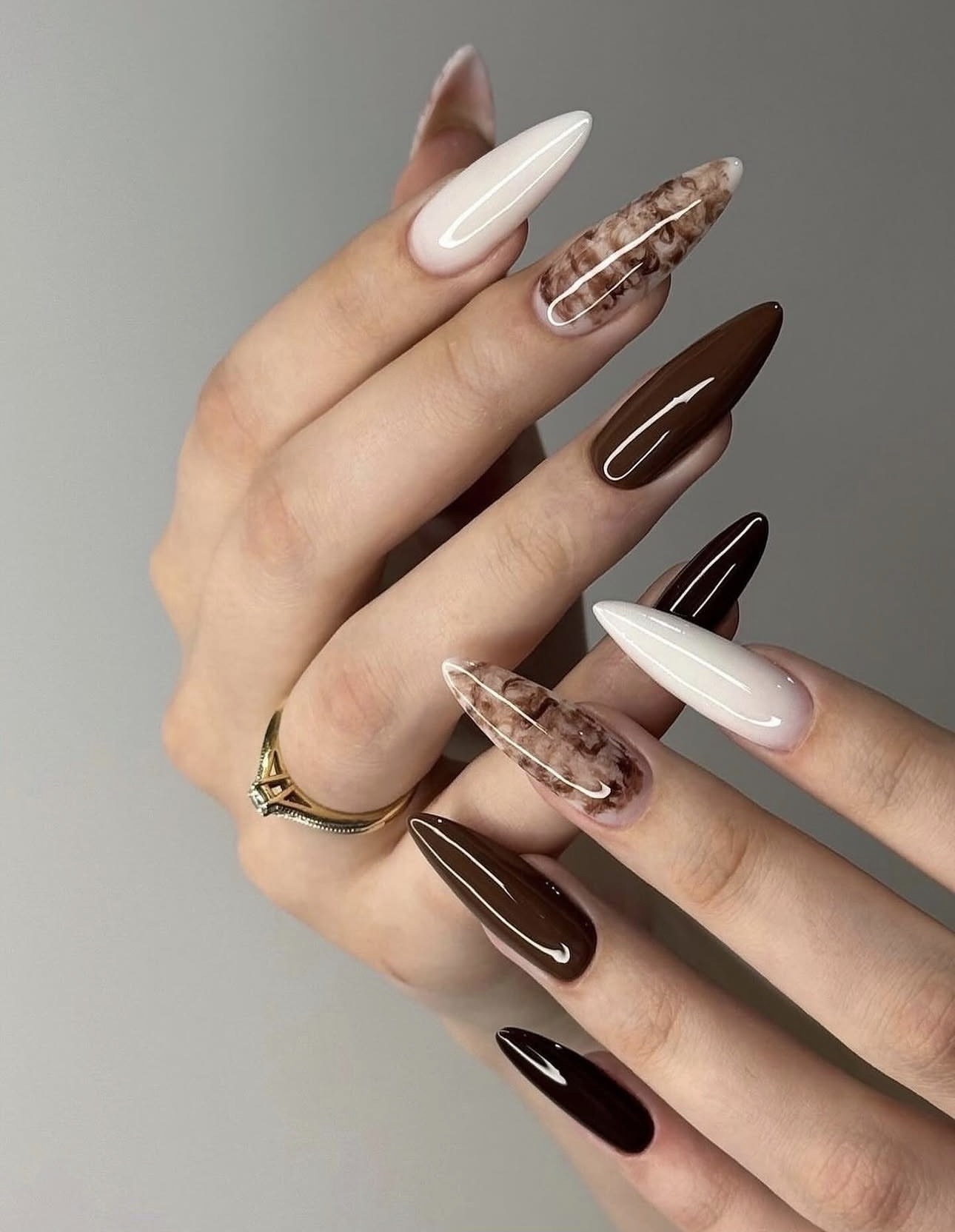 Nail art stiletto longs : blanc lacté, brun chocolat et effet écaille marbré