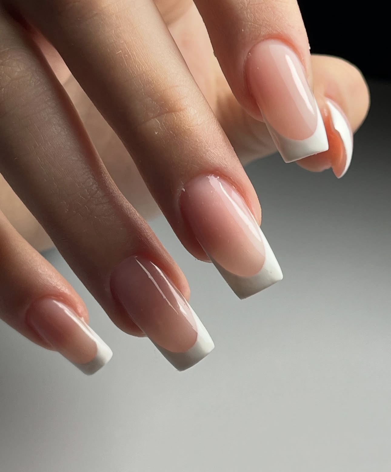 French manucure sur ongles carrés longs, base nude et pointes blanches nettes