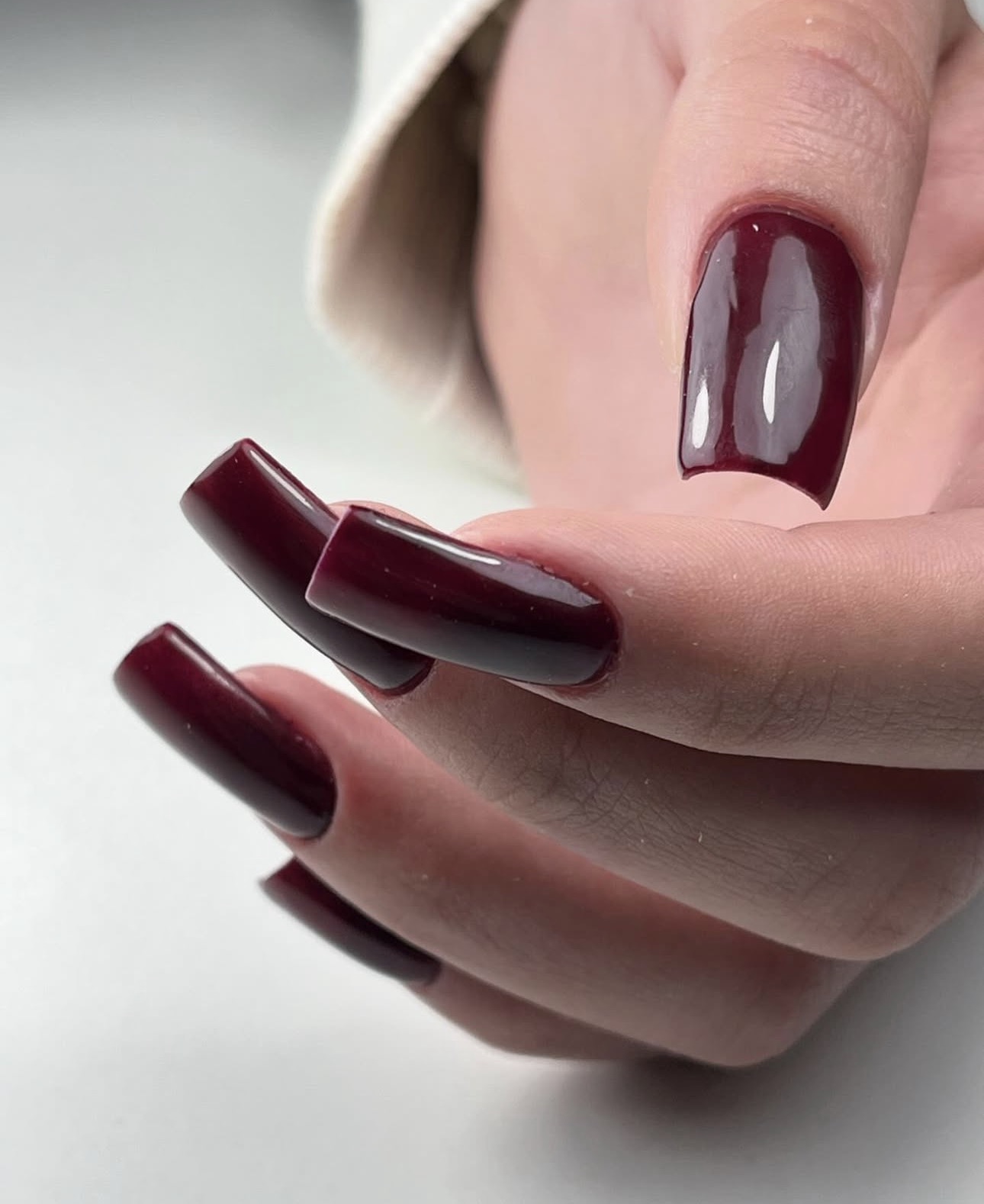 Ongles carrés longs vernis bordeaux brillant