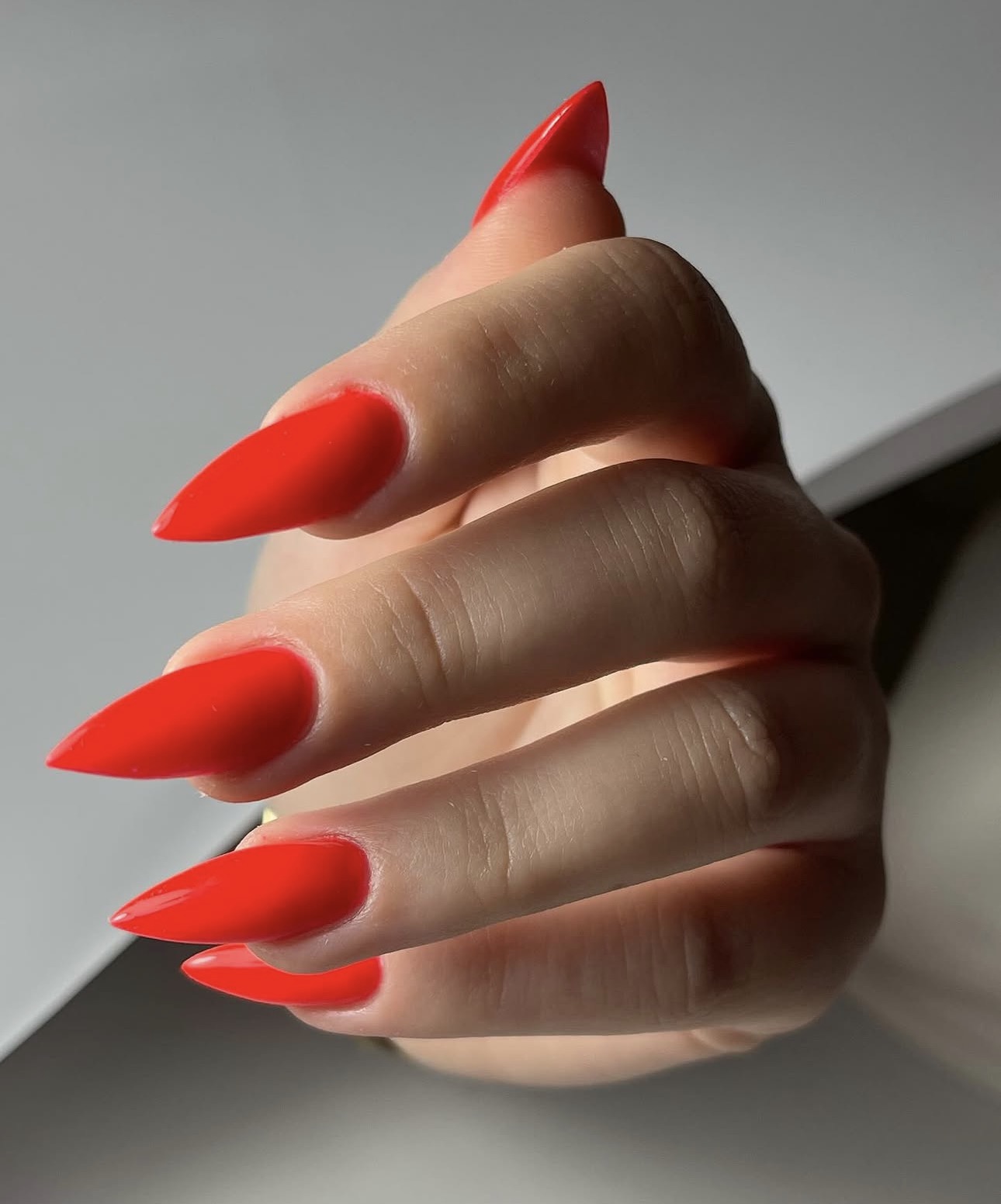 Ongles stiletto longs vernis rouge vif brillant
