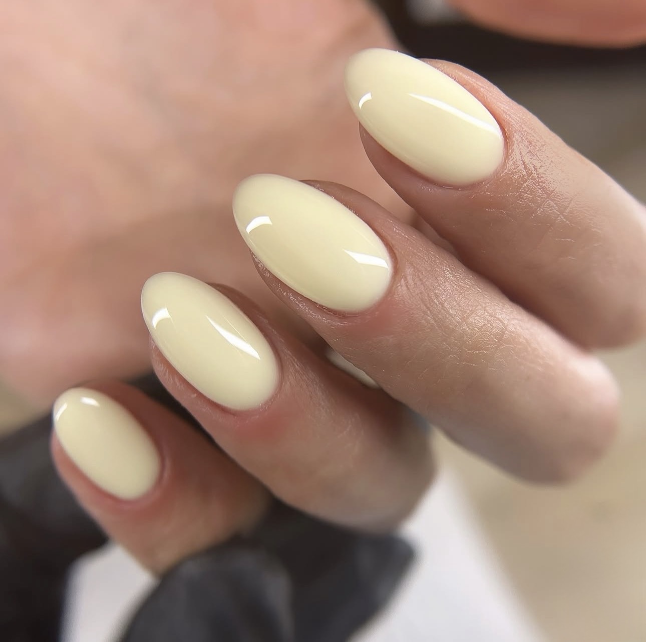 Ongles amande vernis jaune pastel beurre, finition brillante