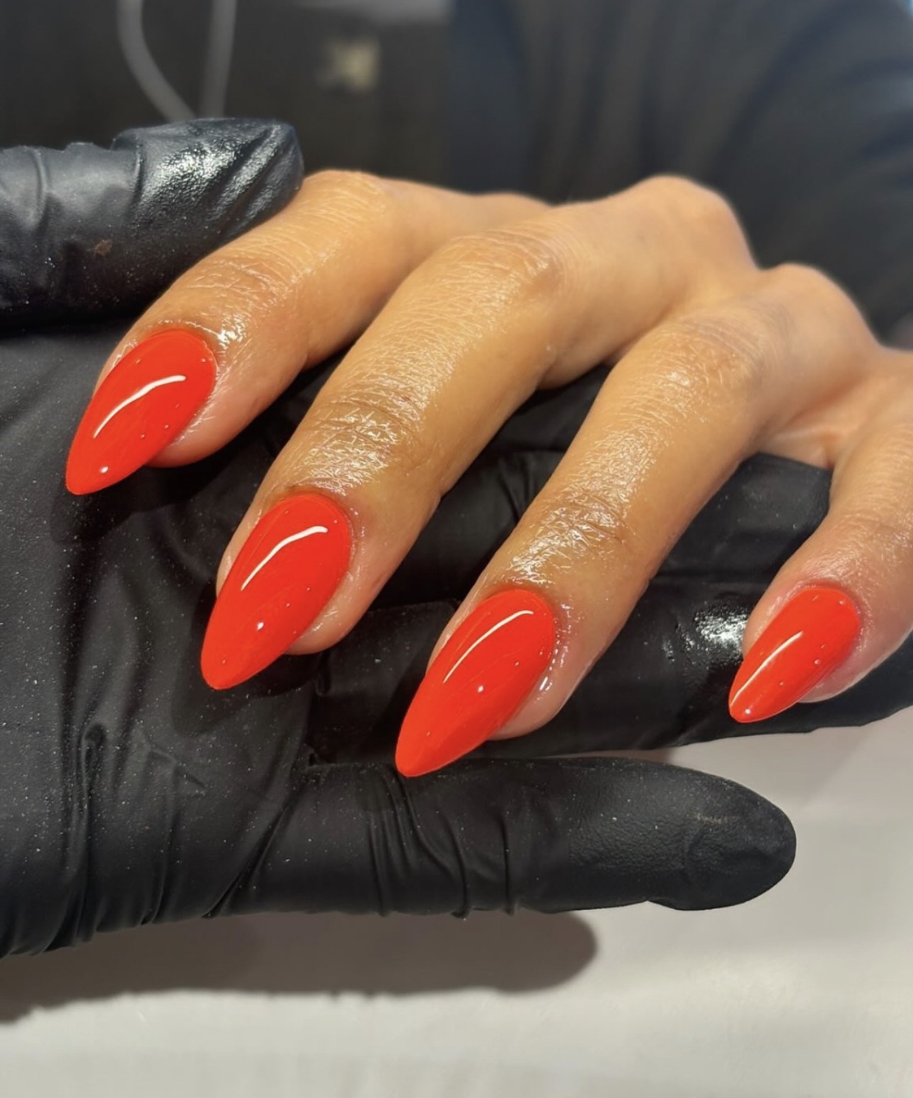 Ongles amande longs vernis rouge orangé brillant